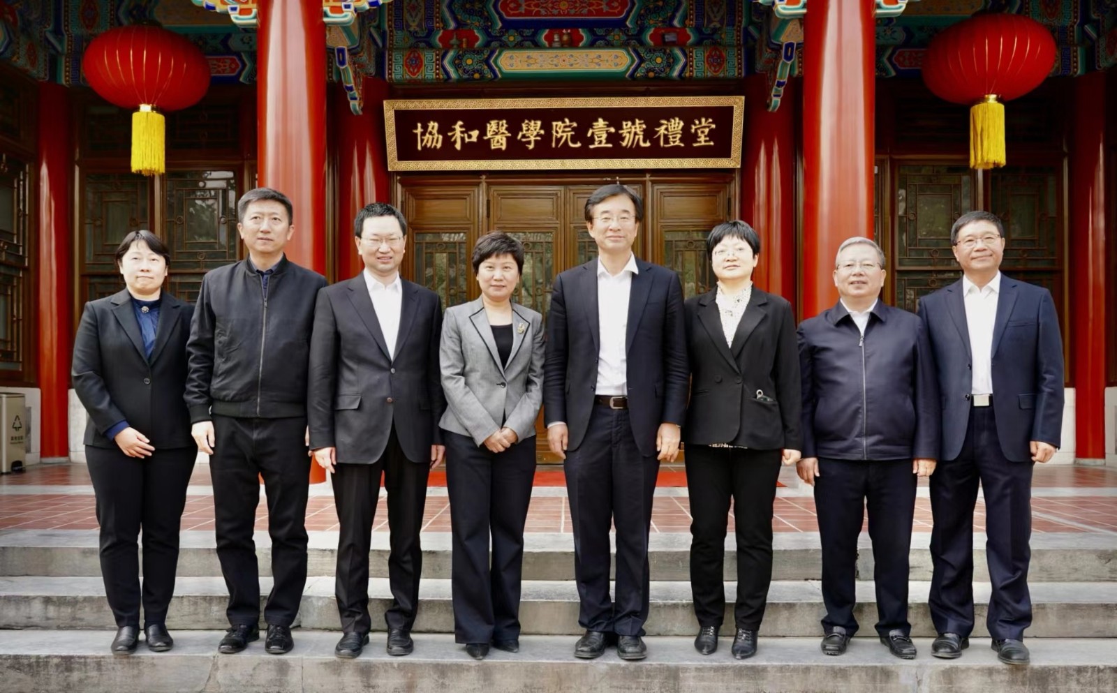 张玲副市长一行来访院校.jpg