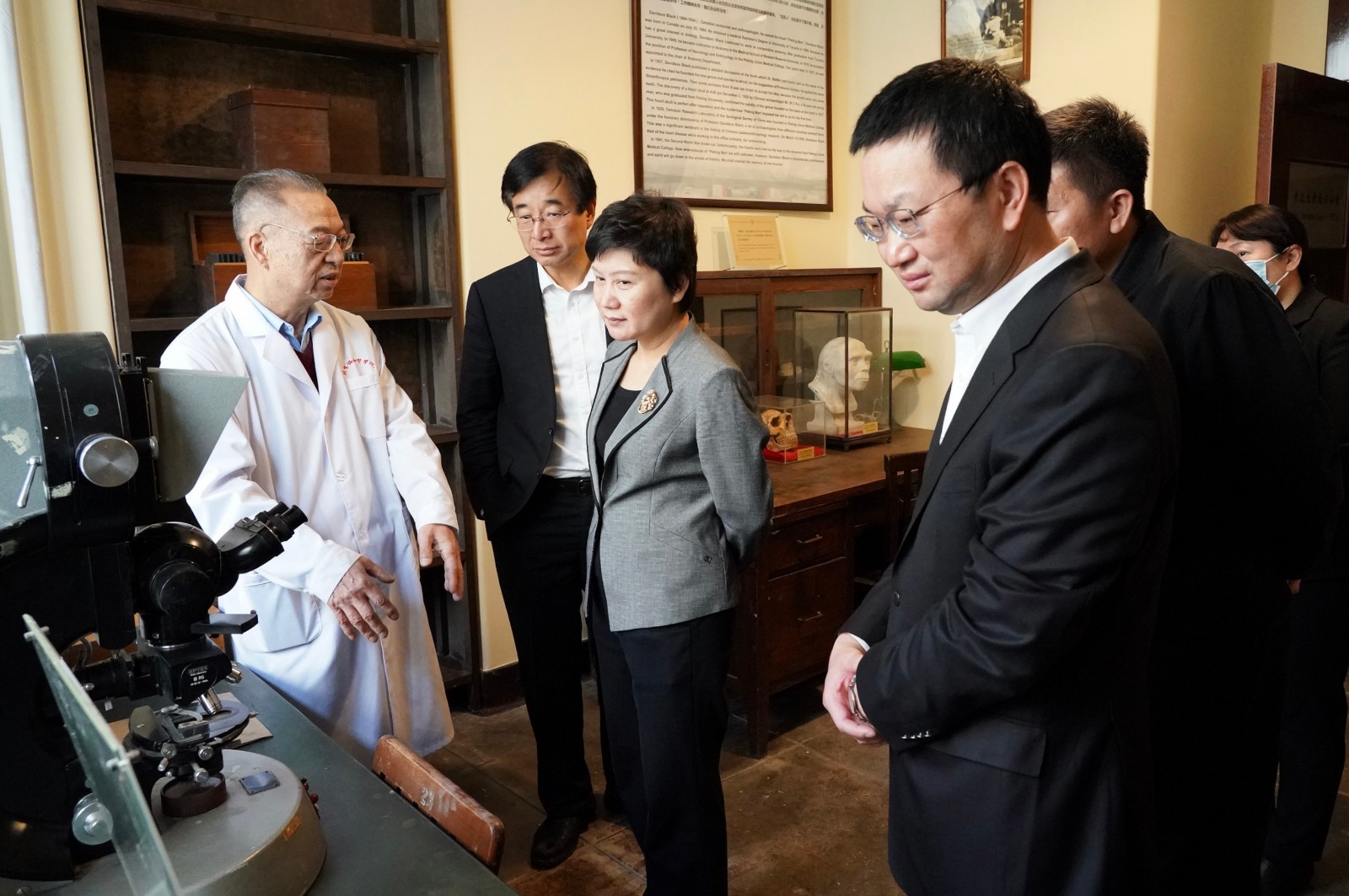 参观院校步达生办公室.jpg